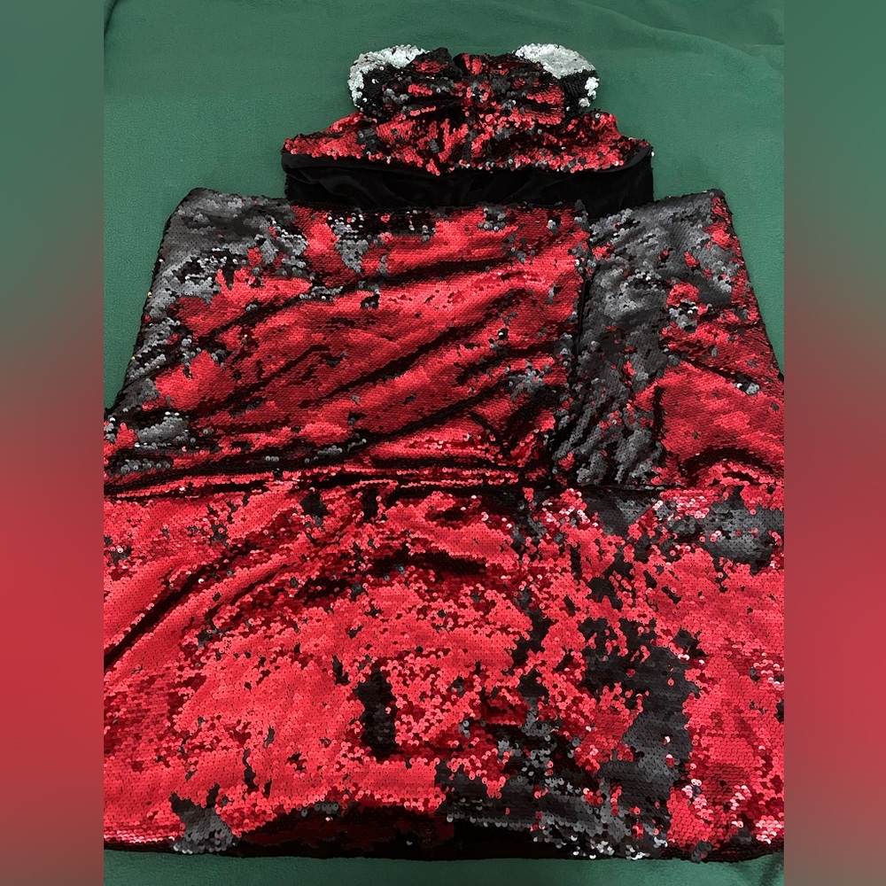 Minnie Mouse Reversible Sequin Hooded Blanket - Picture 3 of 11